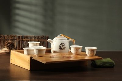 光影与釉色 蔚蓝工作室茶具产品摄影的美学突破